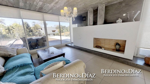 Espectacular Residencia Minimalista Con Amplio Parque A Metros De La Mansa- Ref: 539