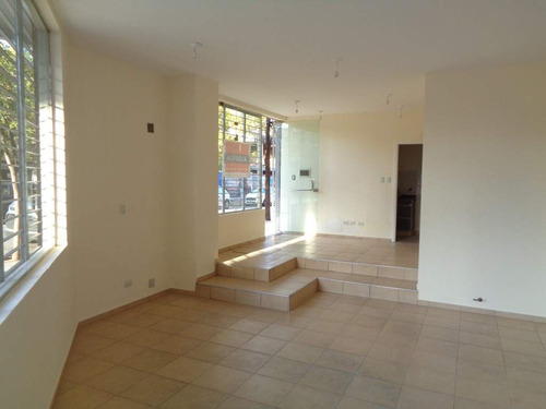 Barrio Alberdi - Excelente Local Comercial De Categoría, Externo En Esquina, Amplio Y Luminoso Con Vidrieras, 2 Baños Y Cocina Separada