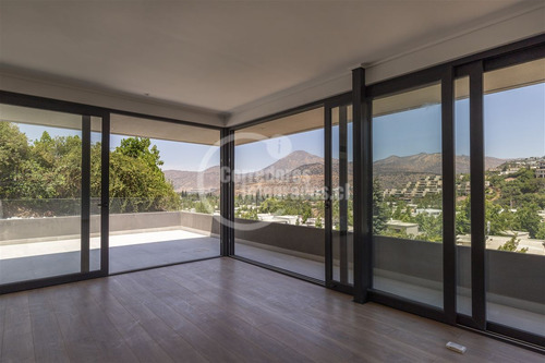 Casa En Venta De 5 Dorm. En Lo Barnechea