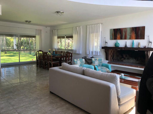 Casa De 5 Dormitorios Y 4 Baños La Herradura