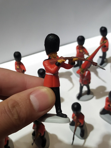 Imagen 5 de 7 de Soldaditos Guardia Real Británica Set X 12 Soldados 1/35