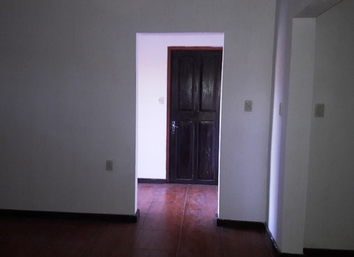 Casa De 7 Ambientes, 2 Baños, Patio Y Garaje