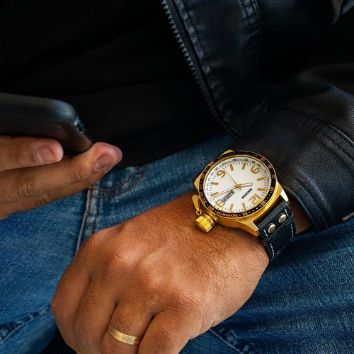 Imagem 4 de 10 de Relógio Magnum Masculino Dourado Pulseira Preta Prova D´agua