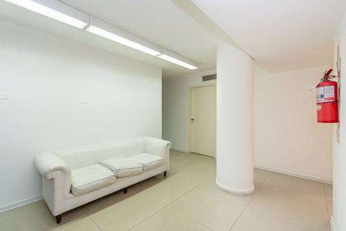 Oficina 676 M² Sobre Cerrito Con Auditorio