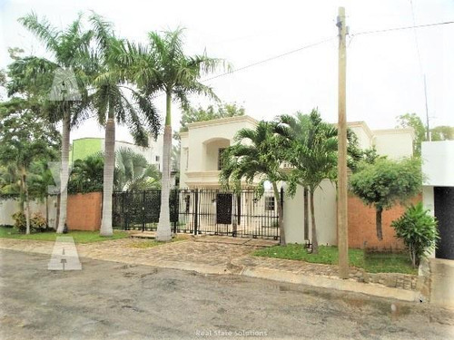 Casa En Venta, Estilo Clásico ,4 Recámaras En Residencial Campestre, Cancún