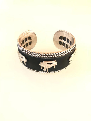 Brazalete De Piel/metal Con Figura De Piano De Cola