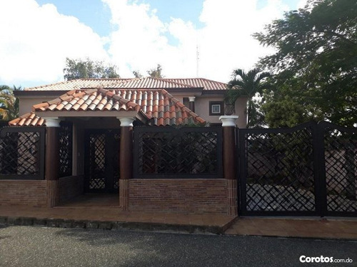 Espectacular Casa En Isabel Villas De Arroyo Hondo Que Cuenta Con Grandes Espacios, Estudio, Family Room, ,2 Cocina, 2 Area De Comedor , Sala ,estar 4 Habitaciones Cada Una Con Su Baño , Terraza, Hab.