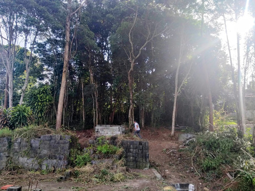 Terreno De 1000m² Em Condomínio Fechado Em Ibiúna Com Construção Semi-pronta!