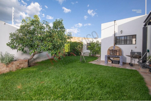 Casa En Venta De Una Planta Autosustentable Y Construida En Dos Lotes En Mayorazgo Residencial.
