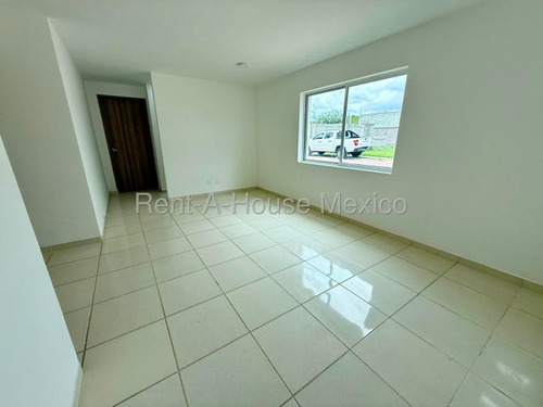 Casa De 1 Nivel Con Sala De Tv Y 3 Recámaras, Venta - Santa Rosa Jauregui