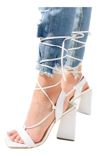 Zapatos con 2025 tiras