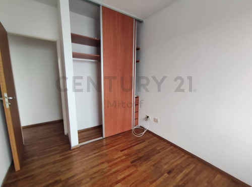 Imagen 7 de 10 de Departamento De 2 Dormitorios Con Cochera En La Plata