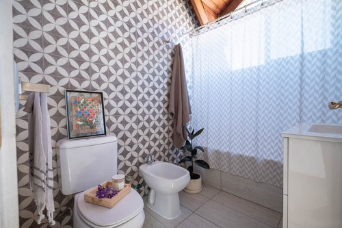 Impecable Casa Remodelada Pareada (almendros)