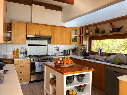 Sólida Casa En Venta En Primera Línea De Zapallar