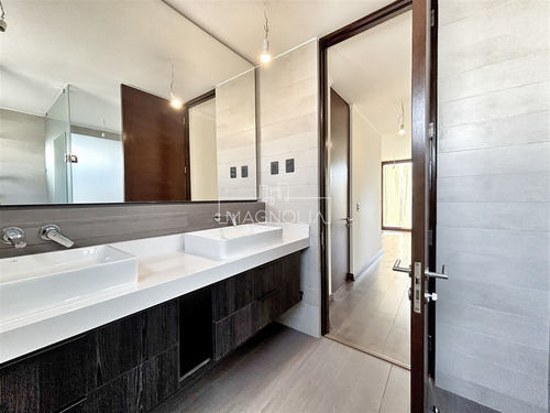 Casa En Venta De 4 Dorm. En Colina