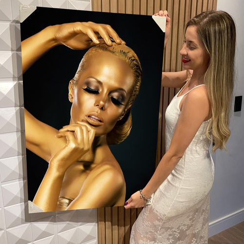 Quadro Decorativo Corpo Feminino Dourado Com Mãos No Rosto