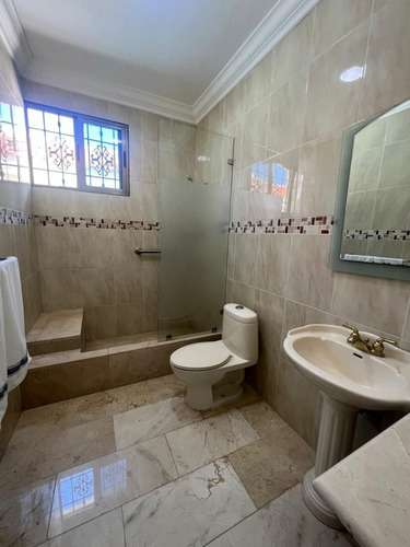 Casa En Los Cacicazgos En Venta, Santo Domingo