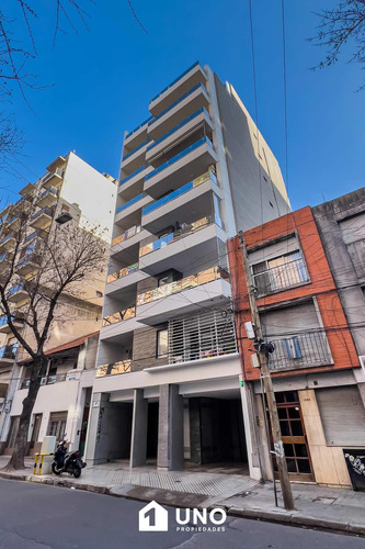 1º De Mayo Y 9 De Julio - Amplio Dpto De 1 Dormitorio. Cochera Disponible.