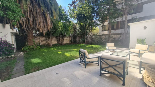 Venta De Hermosa Casa En Sector Residencial. Providencia.