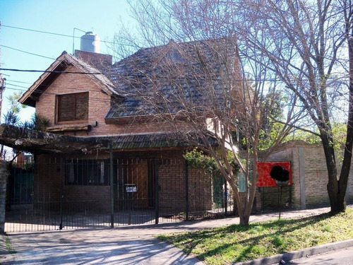 Imagen 1 de 14 de Chalet En Dos Plantas, Barrio Luna, Hurlingham
