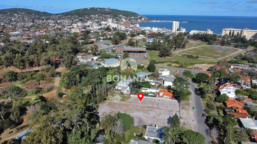 Piriápolis, Centro. Terreno En Venta, Ubicado En Barrio Residencial. A 7 Cuadras De La Playa.