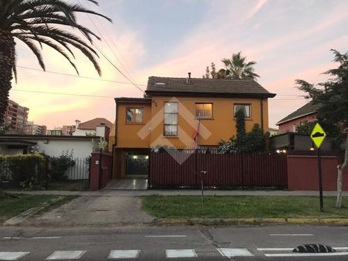 Casa En Venta De 5 Dorm. En Ñuñoa