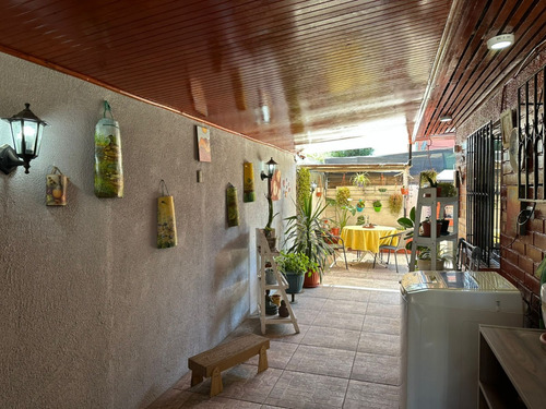 Preciosa Casa En Tranquilo Pasaje, Muy Conectada