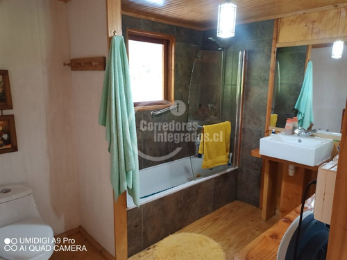 Parcela De 10.200 M2 Con Casa Nueva De 190 M2 En Curarrehue