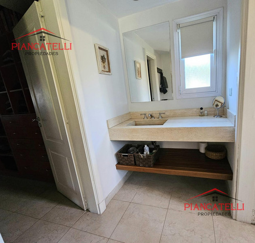 Venta De Casa En San Barrio San Patricio Con Hermoso Parque