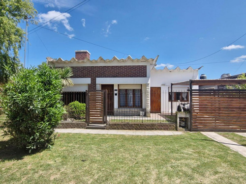 Casa En Venta - 2 Dormitorios 1 Baño - Cochera - 213mts2 - Mar Del Plata