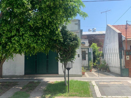 Casa En Venta De 3 Dormitorios C/ Cochera En Temperley