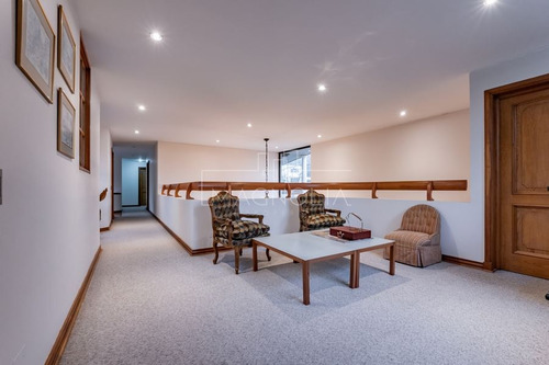 Casa En Venta De 6 Dorm. En Lo Barnechea