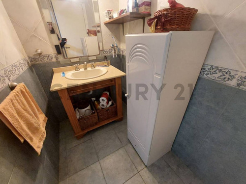 Venta Casa 4 Ambientes Con Playroom, 2 Departamentos De 1 Ambiente, Caisamar, Mar Del Plata