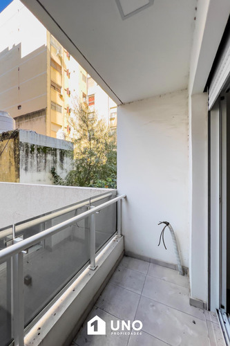 1º De Mayo Y 9 De Julio - Amplio Dpto De 1 Dormitorio. Cochera Disponible.