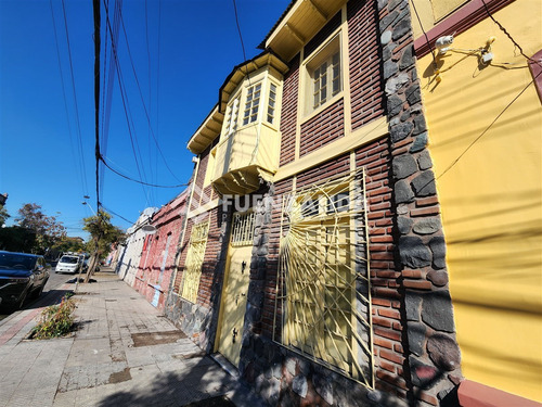Casa En Venta De 5 Dorm. En Santiago