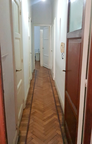 Imagen 16 de 30 de Uruguay Al 100. Semipiso. 3 Ambientes. 2 Dormitorios. Superficie 60 M2. Piso 2. Al Frente A La Calle. Balcón. Detalles De Categoría. Pisos De Roble De Eslavonia Con Guardas En Recepción Y Dormitorios.