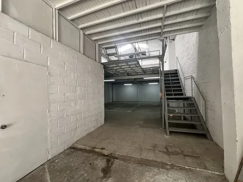 Bodega En Arriendo Ubicada En El Poblado Sector Almacentro (24940).