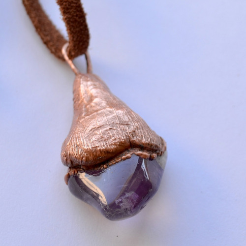 Imagen 4 de 4 de Dije De Piedra Amatista Y Cuero, Amuleto Del Amor