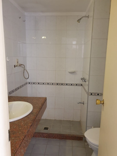 Apartamento En Octavo Piso , Tres Dormitorios Dos Baños.