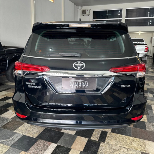 Toyota Hilux SW4 2.8 SRX 4X4 7 LUGARES 16V TURBO INTERCOOLER DIESEL 4P AUTOMÁTICO