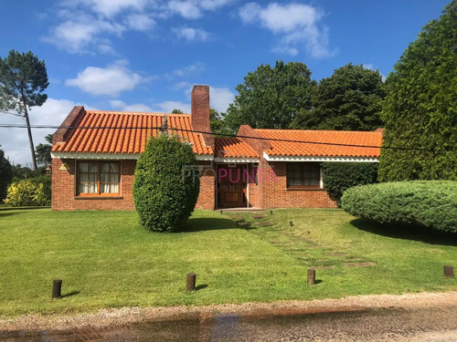 Casa Disponible En Alquiler De Temporada, 3 Dormitorios. Barrio Jardines De Córdoba.