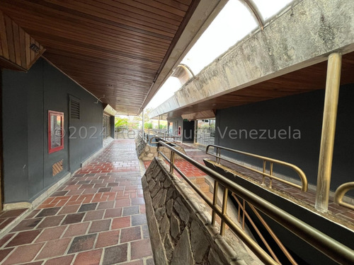 Se Vende Local Comercial En Centro Comercial Caribean Plaza De Valencia, Con Cubiculos Para Tu Equipo De Trabajo Y Excelente Distribucion. Dapo