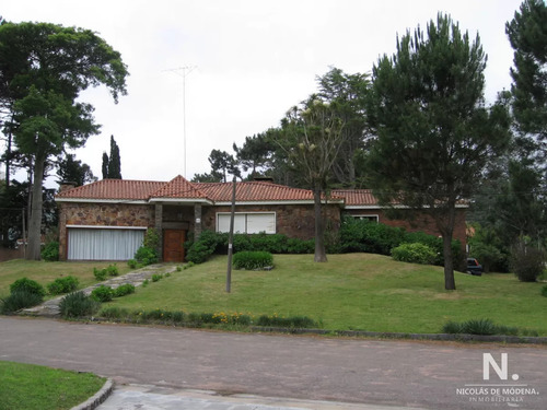 Casa En Venta De 4 Dormitorios En Playa Mansa.punta Del Este.