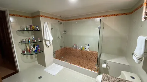 Casa Unifamiliar, De Dos Pisos, Muy Segura, Amplia Ymuy Bien Ubicada