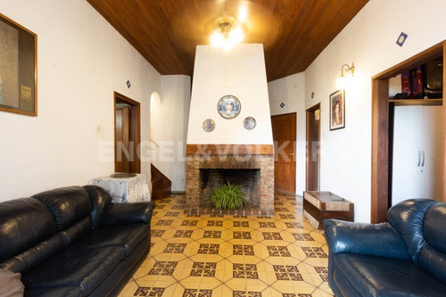 Casa De Estilo Con Gran Fondo Verde - Id 5444