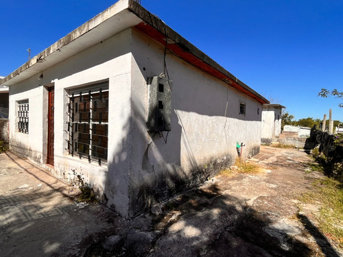 A 1 Cuadra De Av Garzón Y Ariel - Casa Y Apartamento