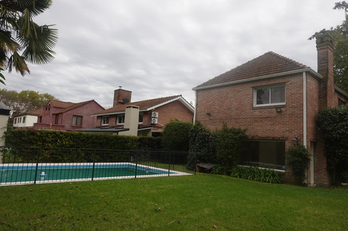 Excelente Casa En Pequeño Y Exclusivo Barrio Cerrado!