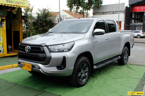 Toyota Hilux 2.4 Mt