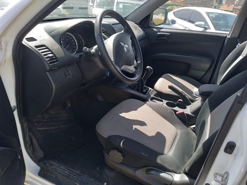 Imagen 7 de 11 de Mitsubishi L200 2015 2.4 Cabina Doble 4x2 Mt