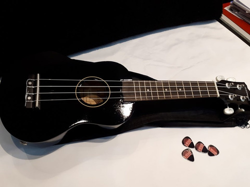 Imagen 1 de 5 de Ukelele Hoffman Con Ecualizador Y Funda